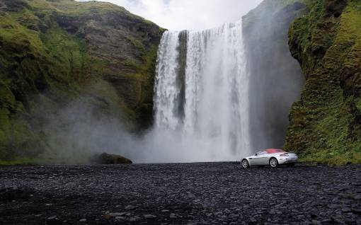Aston-M Vantage-Roadster у водопада