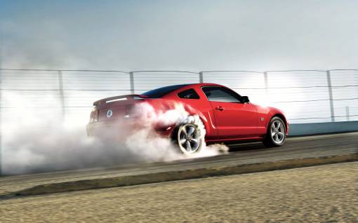 Ford Mustang буксует на месте