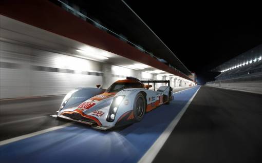 Aston M LM едет по стадиону