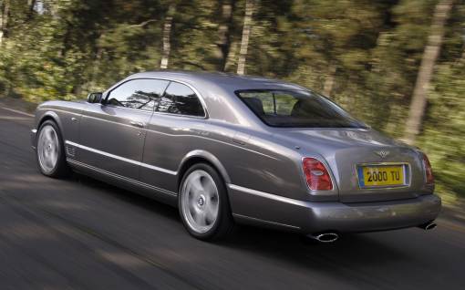 Bentley Brooklands едет по трассе