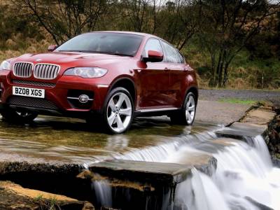 BMW X6 red