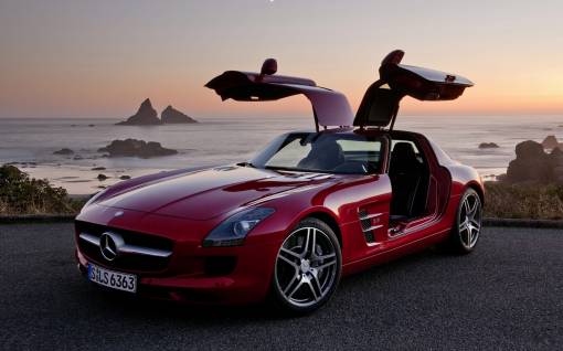 Красный Mersedes-Benz