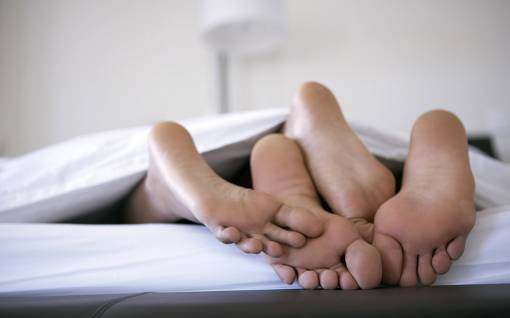 Ноги в постели