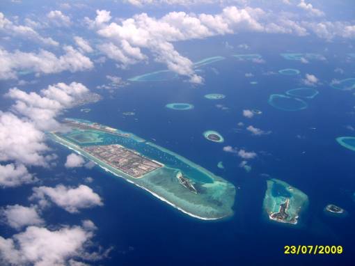 Вид на Мальдивы с самолета