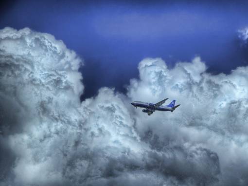 Самолет летит в облаках