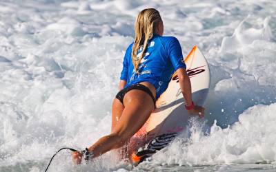 Девушка занимается серфингом