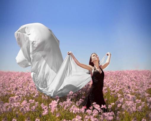 Девушка с простынью