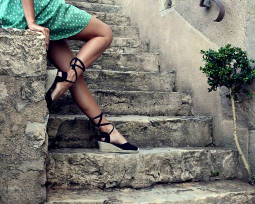 Девушка на лестнице