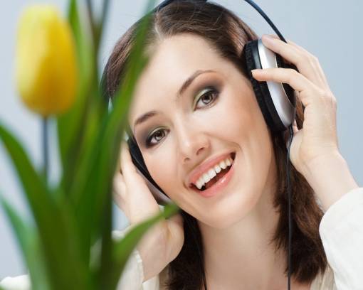 Телка слушает музон