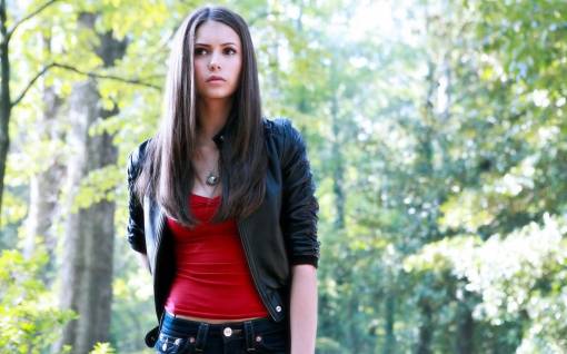 Nina Dobrev в лесу