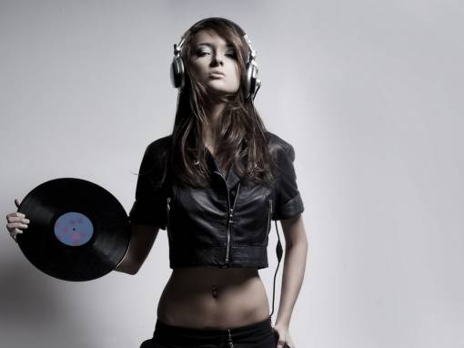 Девушка-Диджей