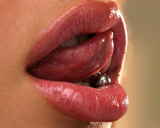 Нежные алые губы