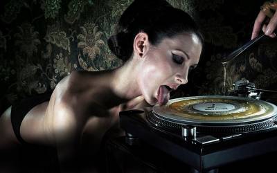 Девушка слизывает мед