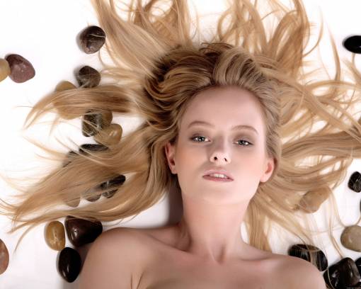 Блондинка в камнях