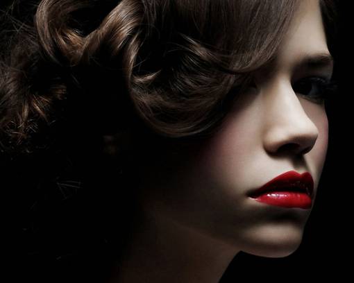 Алая помада