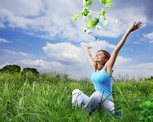 Занимается йогой