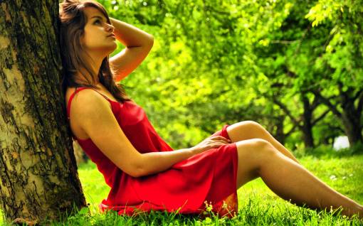 Девушка под деревом