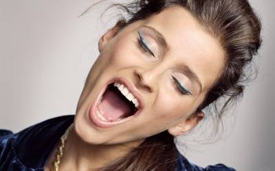 Пение девушки