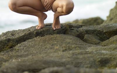 На корточках