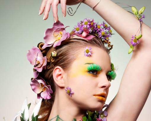 Девушка с необычной прической