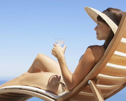 Девушка на лежаке