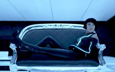 Секретный агент, девушка, диван