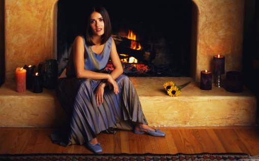 Salma Hayek у камина