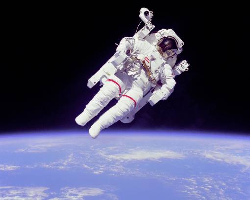 Белый космонавт с реактивным управлением