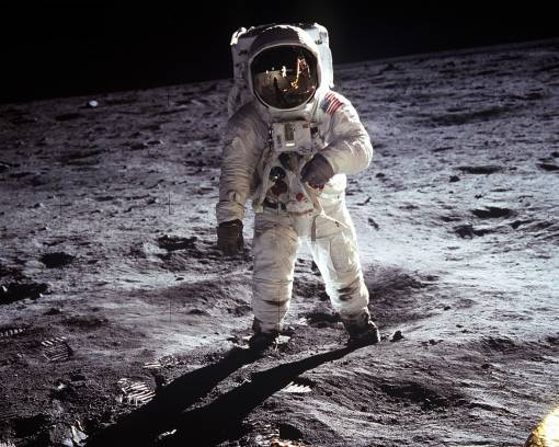 Космонавт с американским флагом высадился на Луну