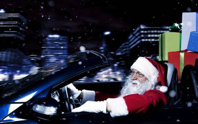 Санта развозит подарки на машине
