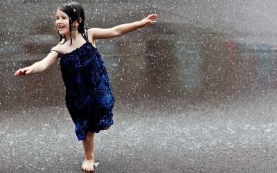 Девочка танцует под дождем