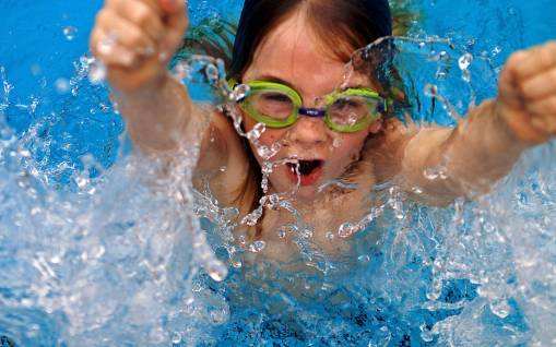 Ребенок в очках для подводного плавания