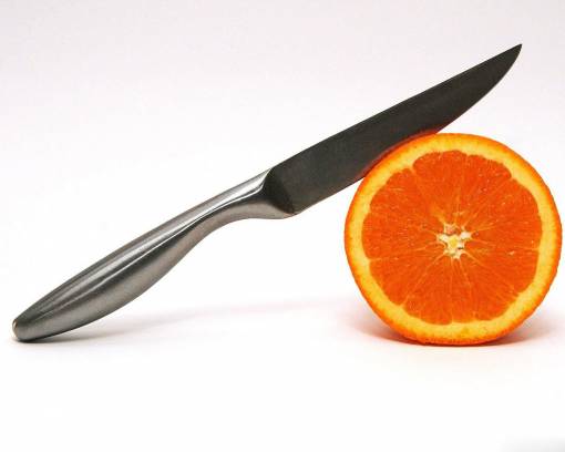 Нож и апельсин