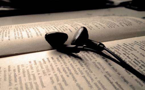 Наушники и книга
